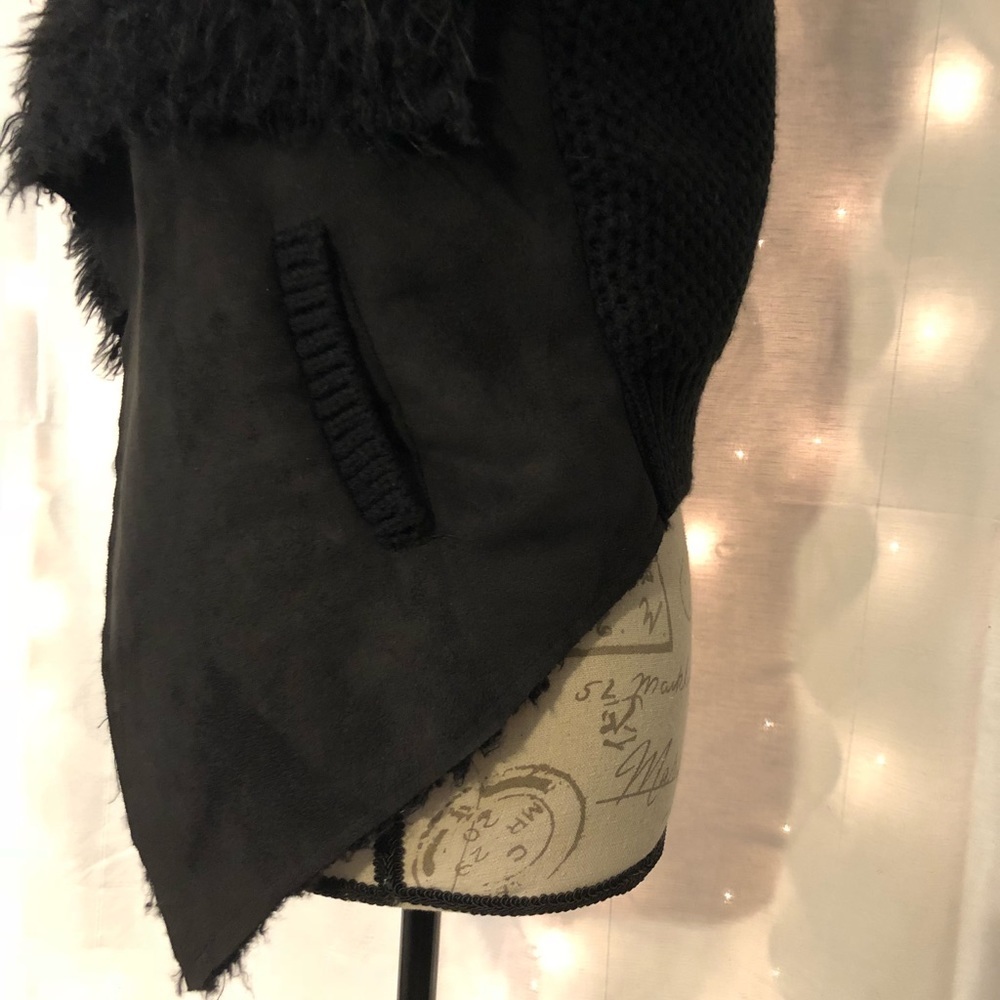 2[Love Tree] New! Faux fur black vest crochet back - Picture 2 of 7
